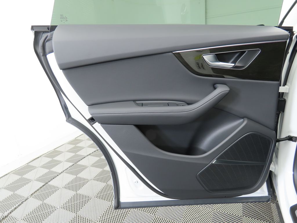 Thumbnail: 2025 Audi Q8 - 28