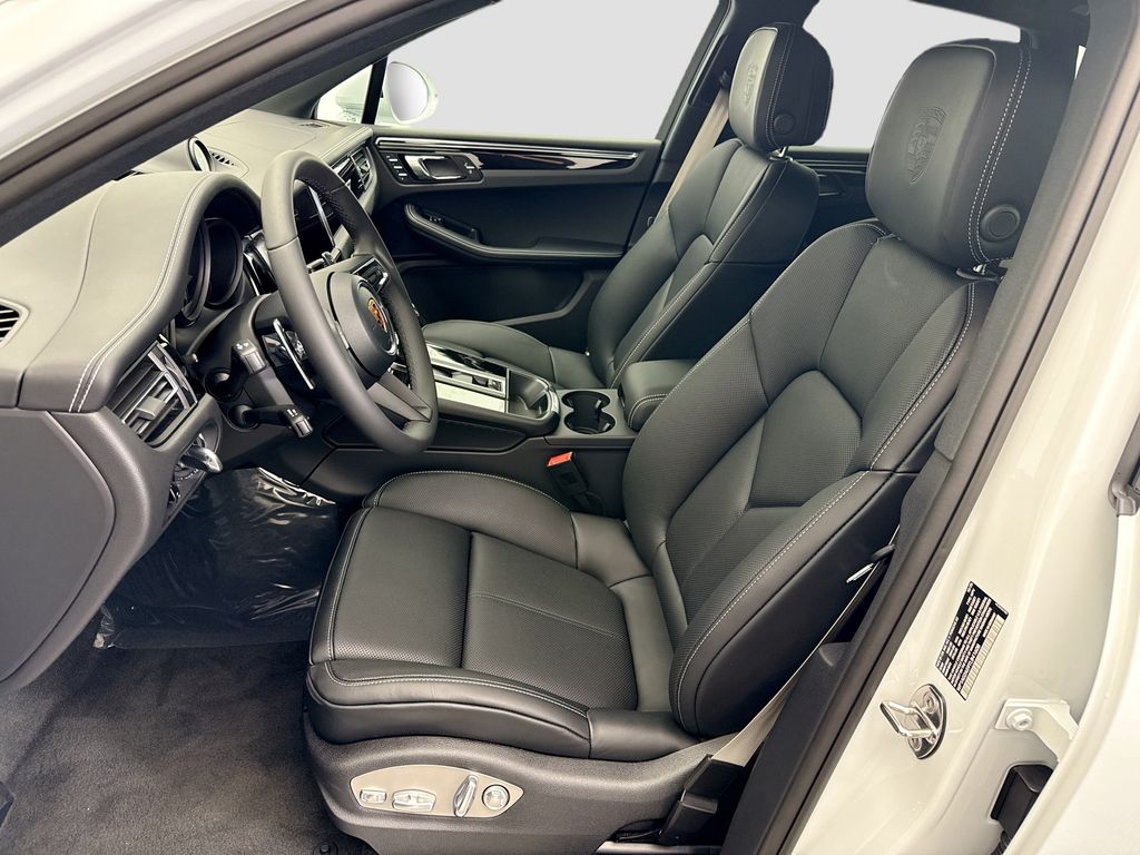 Thumbnail: 2026 Porsche Macan - 5