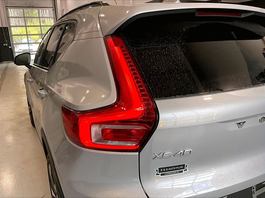 2025 Volvo XC40 — photo 26