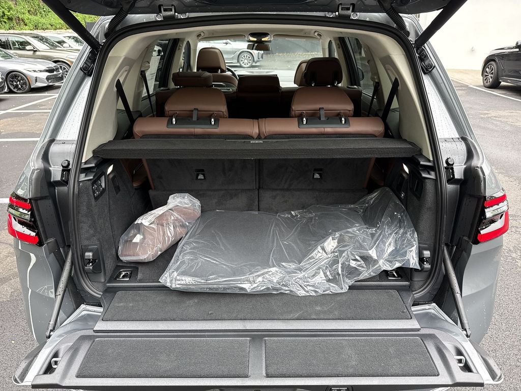 Thumbnail: 2027 BMW X7 - 25