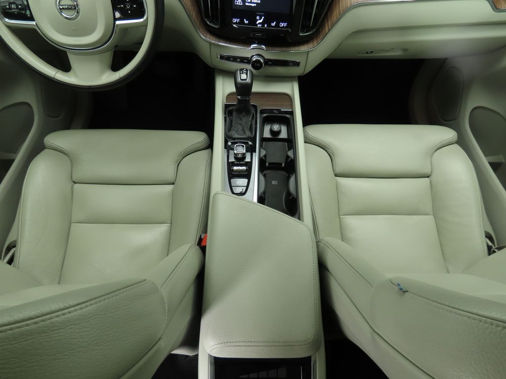 Thumbnail: 2019 Volvo XC60 - 16