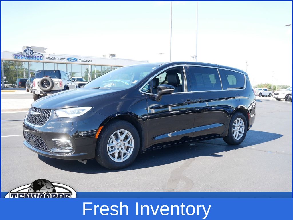Diamond Black Crystal Pearlcoat 2025 Chrysler Pacifica Minivan Front-Wheel Drive 9-Speed Automatic