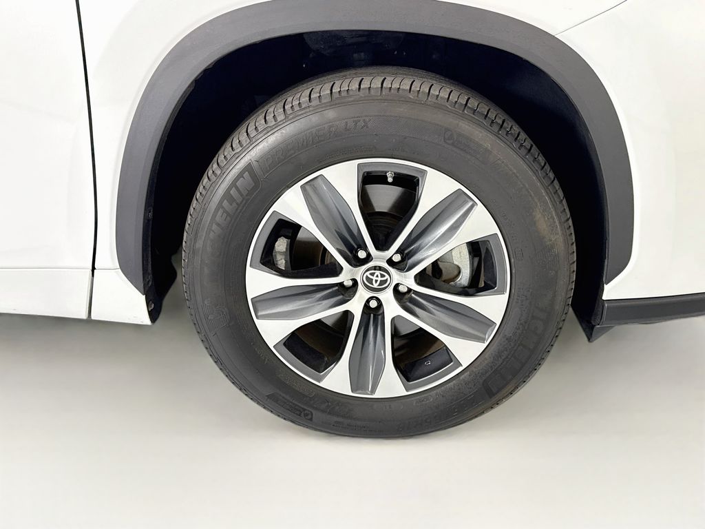 Thumbnail: 2023 Toyota Highlander - 32