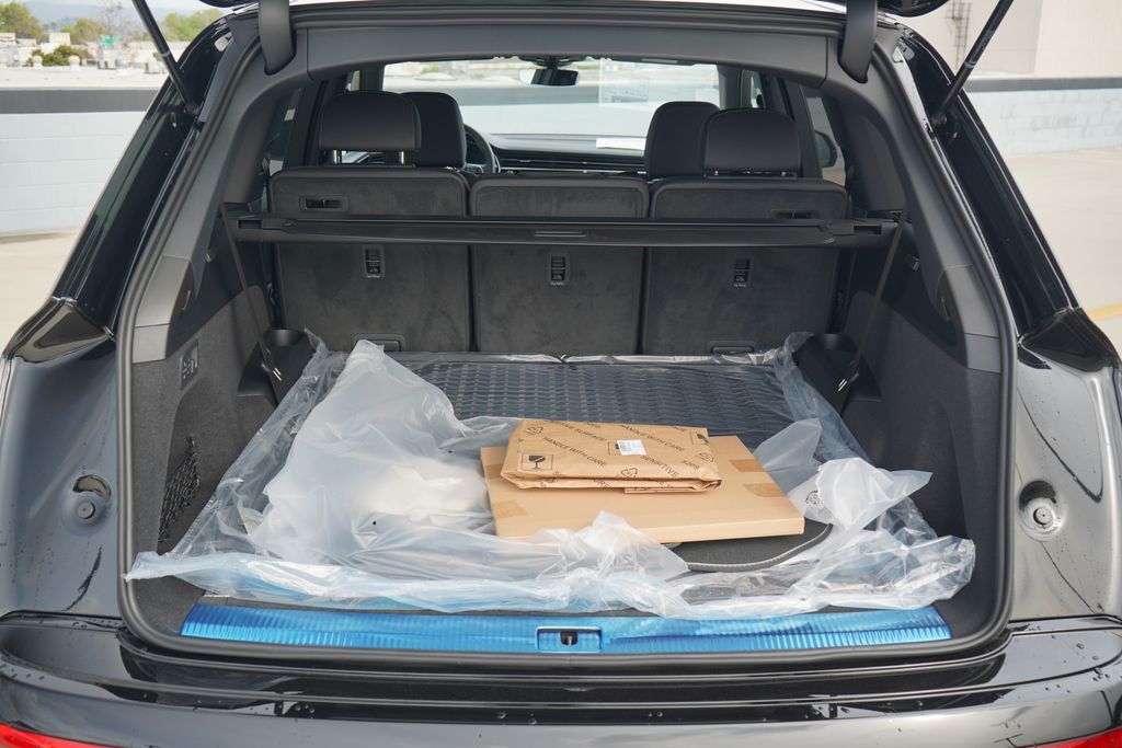 Thumbnail: 2026 Audi Q7 - 10