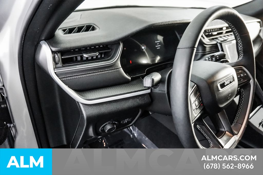 Used 2025 White/off-white Jeep Altitude image 33