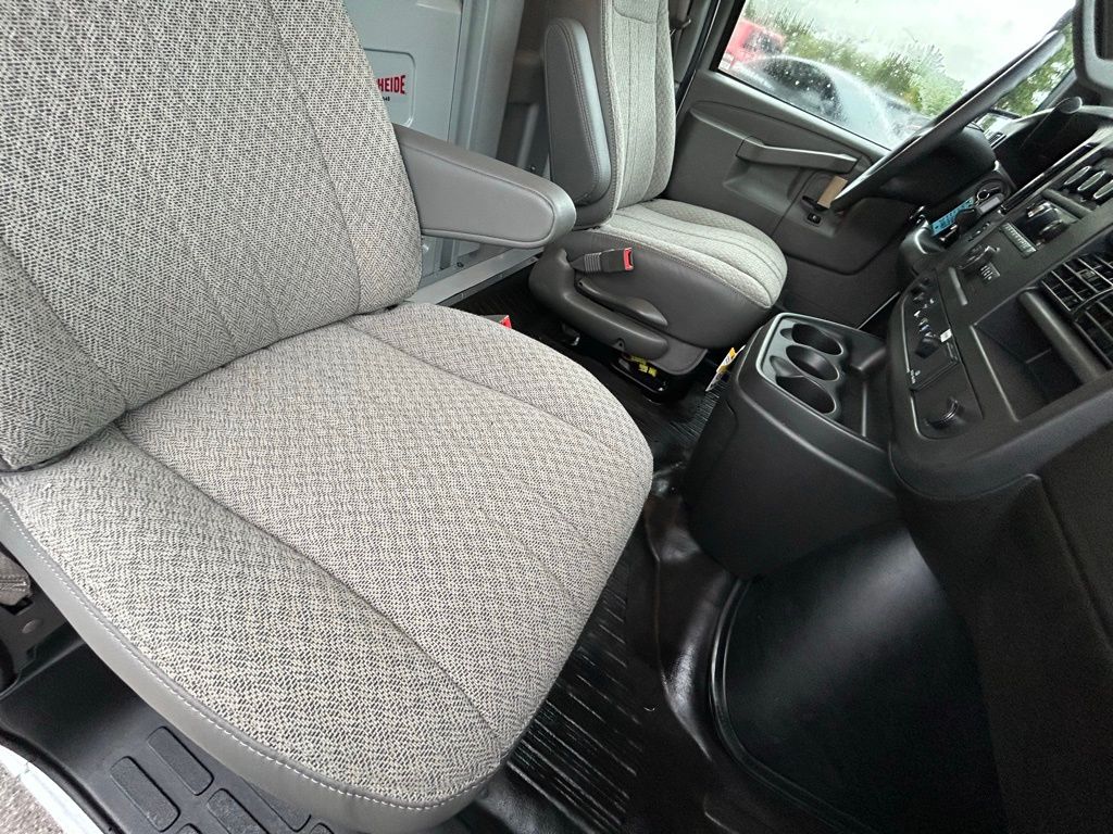 New 2025 Summit White Chevrolet Work Van image 34