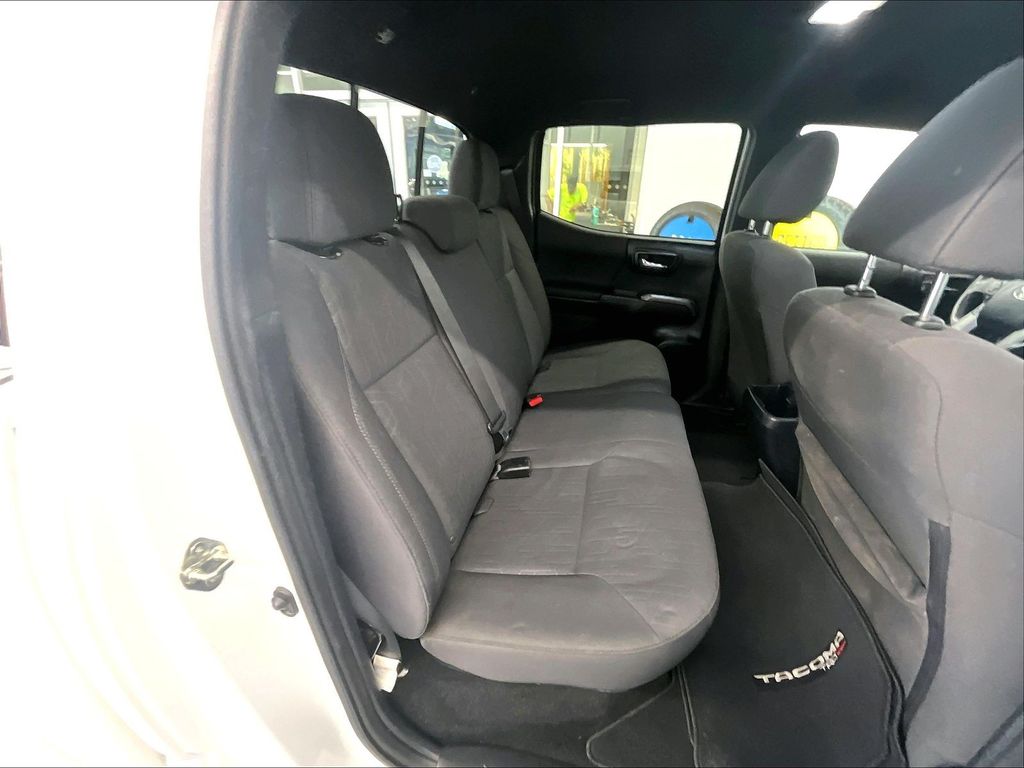 2017 Toyota Tacoma — photo 16