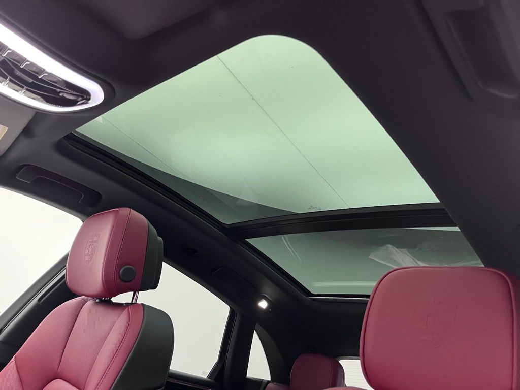 2025 Porsche Macan  24