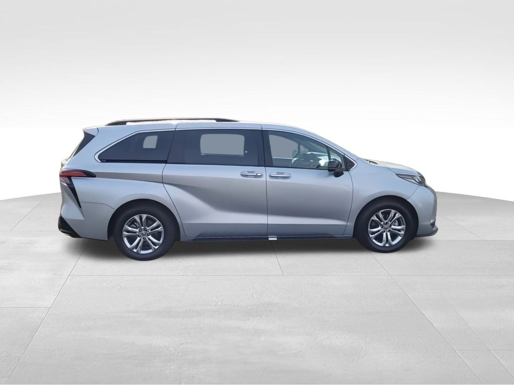 2022 Toyota Sienna XSE 9