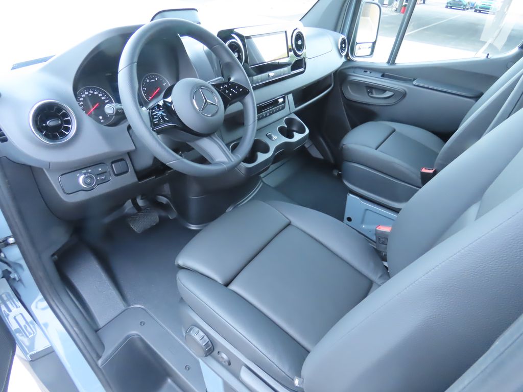 Thumbnail: 2025 Mercedes-Benz Sprinter - 10