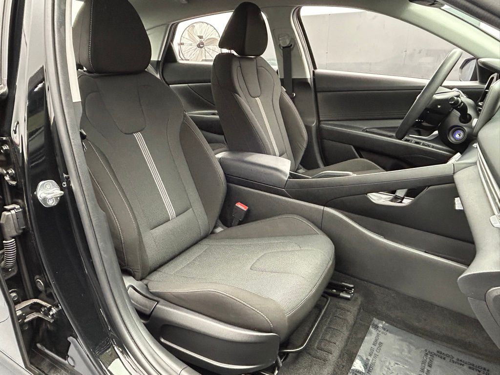 Used 2023 Onyx Black Hyundai SE image 31