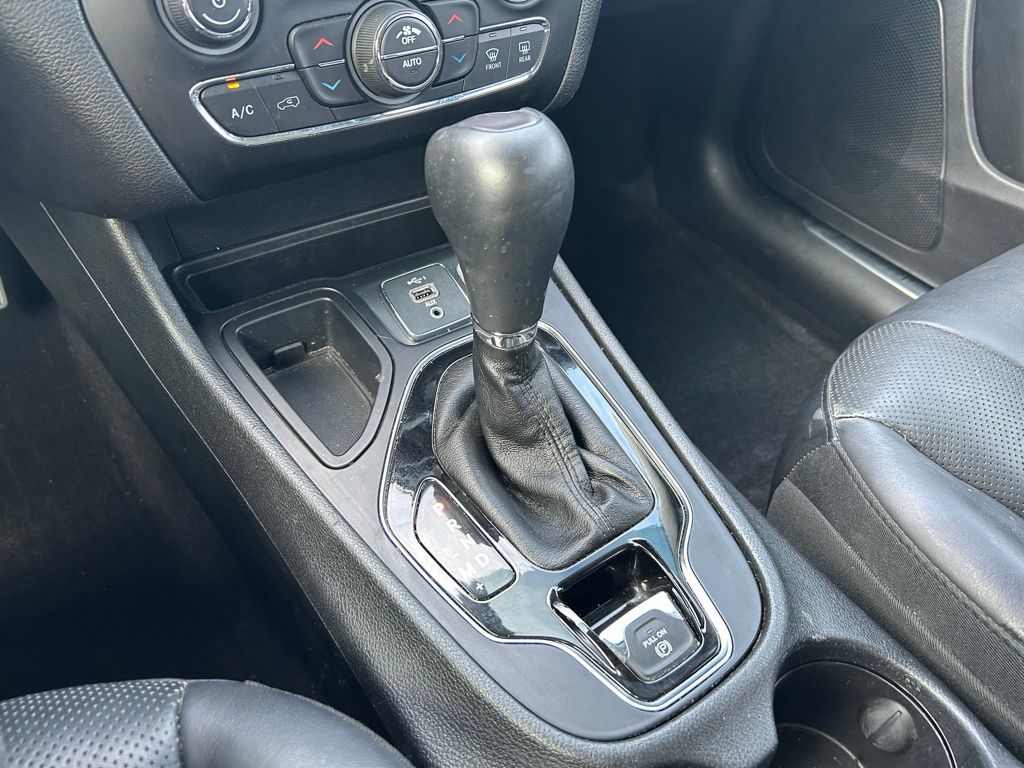 Thumbnail: 2019 Jeep Cherokee - 28