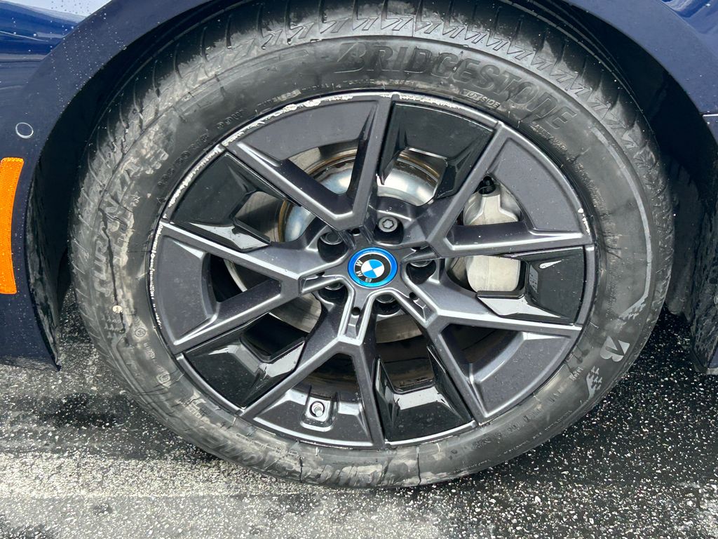 Thumbnail: 2023 BMW i4 - 9