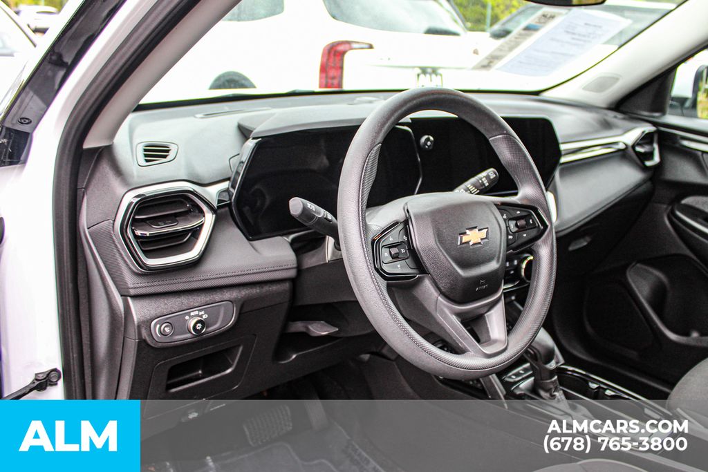 Used 2025 White Chevrolet LT image 33