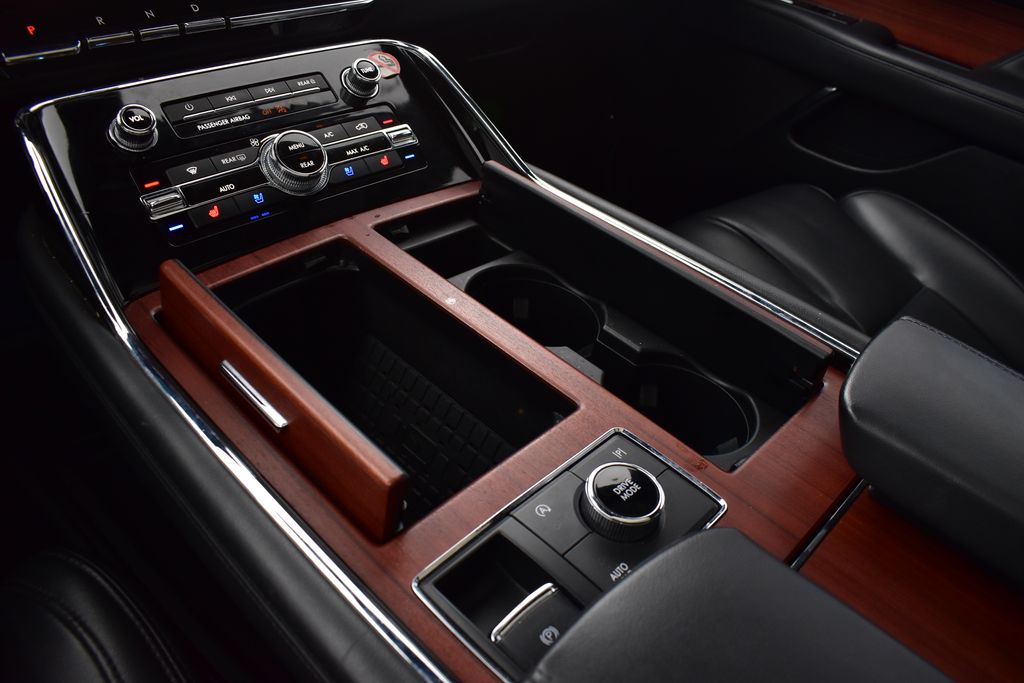 Thumbnail: 2024 Lincoln Navigator L - 21