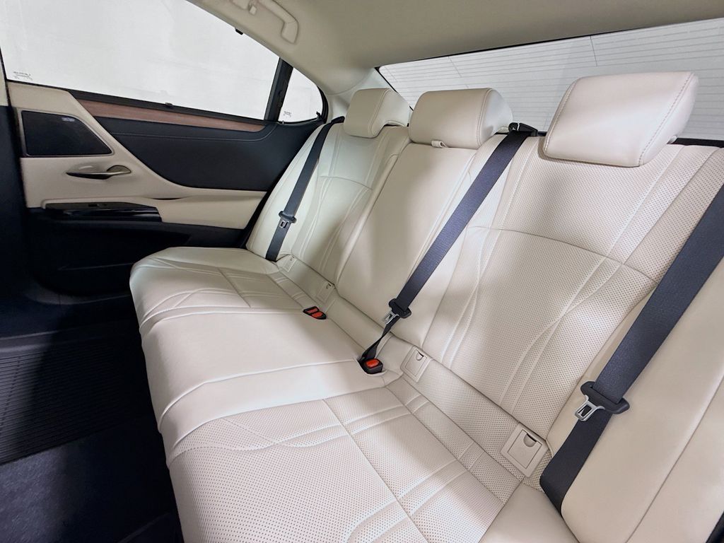 Thumbnail: 2025 Lexus ES - 25