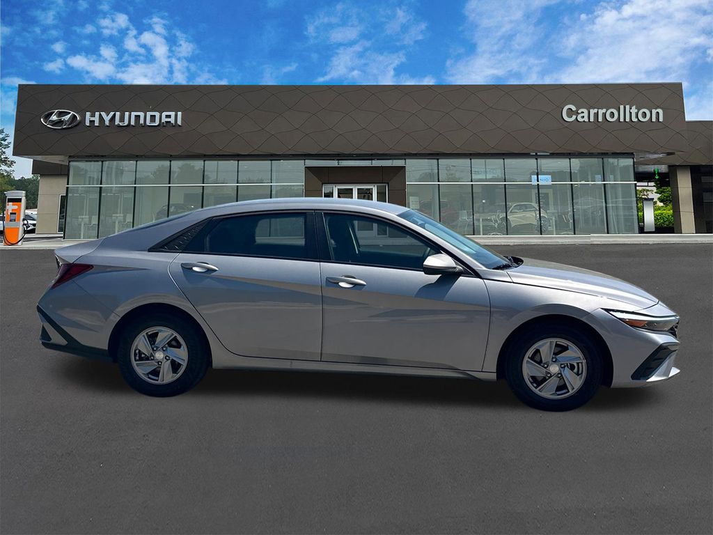 Used 2025 Silver Hyundai SE image 4