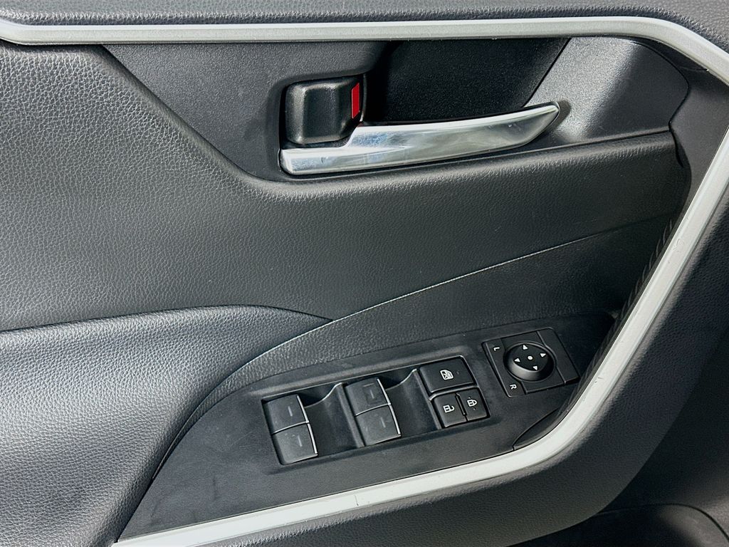 Thumbnail: 2025 Toyota RAV4 - 17