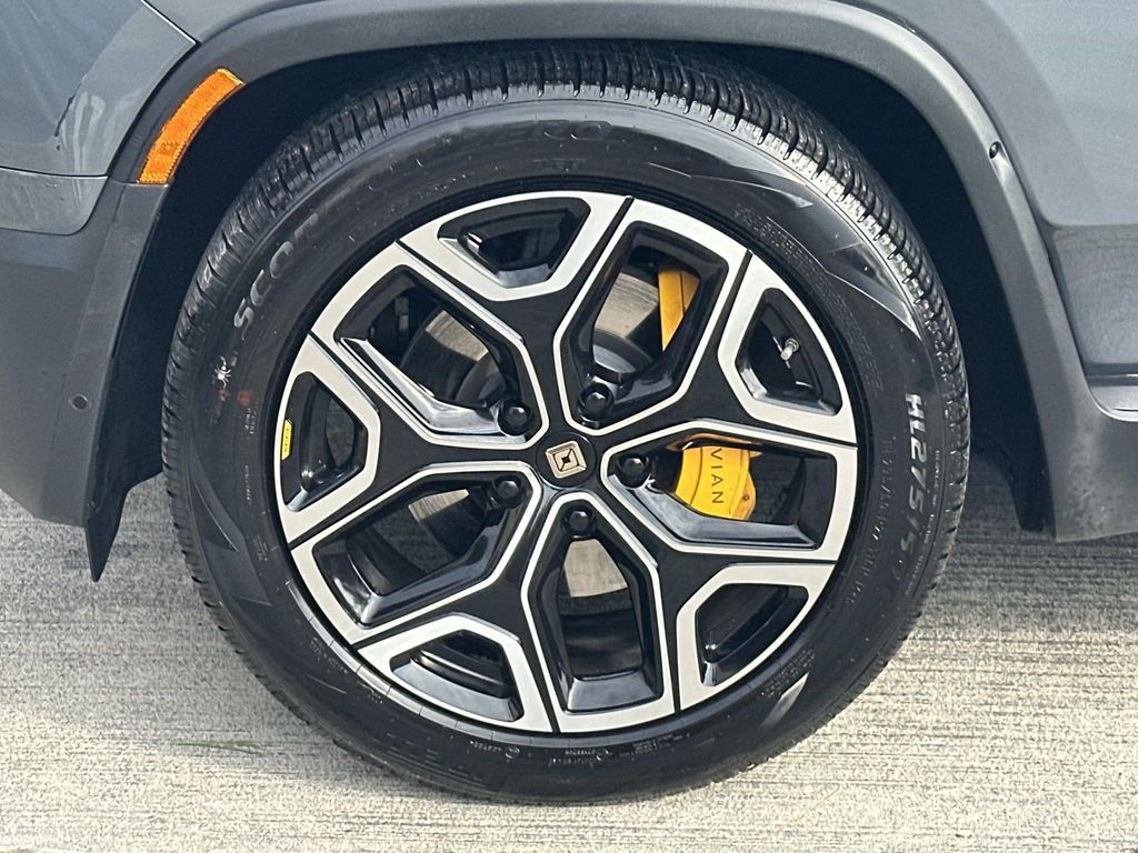 Thumbnail: 2022 Rivian R1S - 9