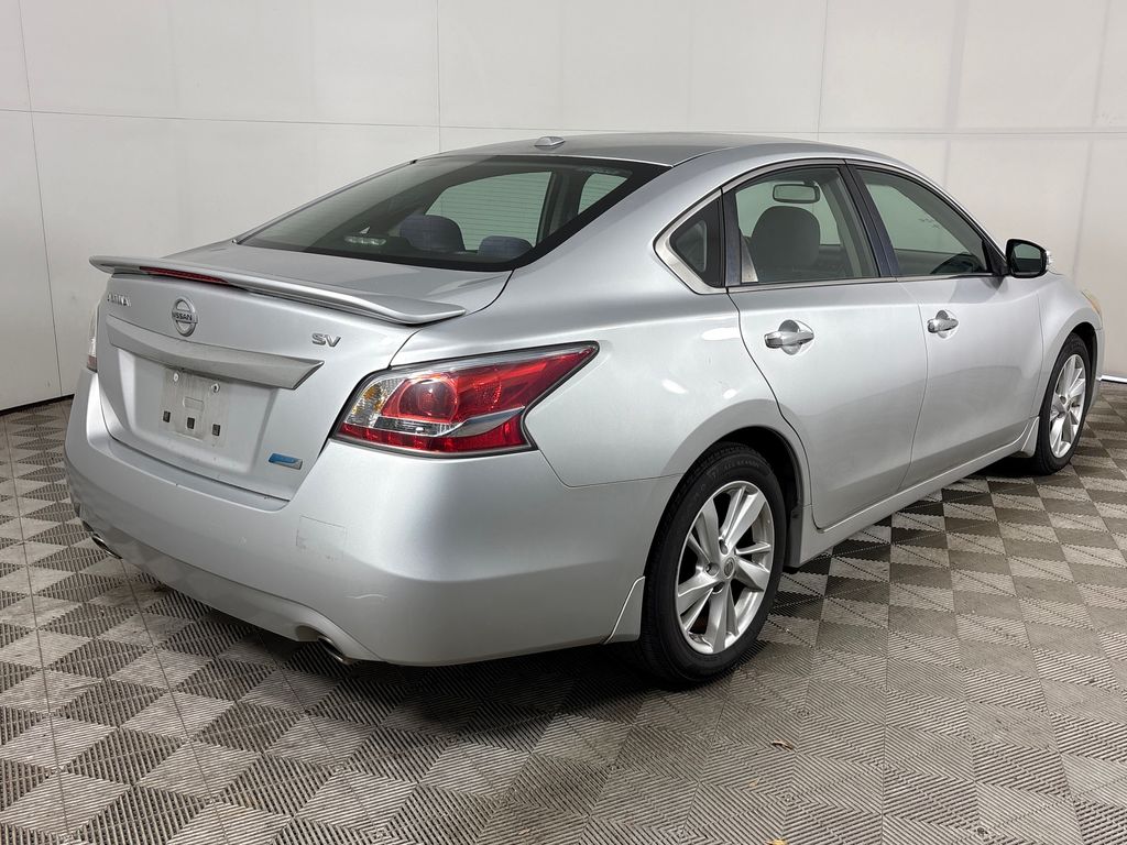 Used 2014 Silver Nissan 2.5 SV image 4