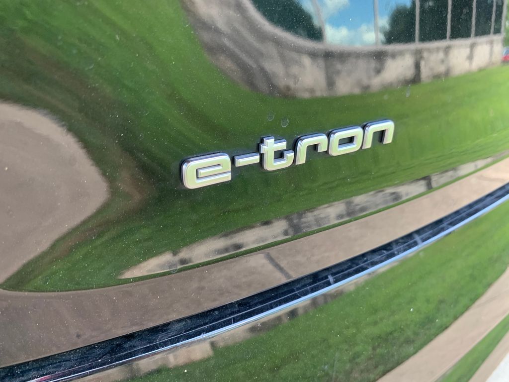 Thumbnail: 2021 Audi e-tron - 9