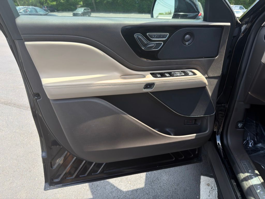 Thumbnail: 2021 Lincoln Aviator - 18
