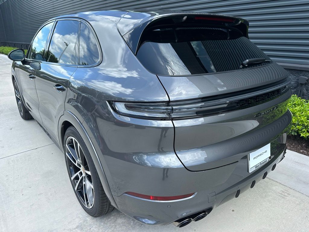 Thumbnail: 2025 Porsche Cayenne - 3