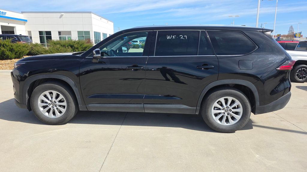 Used 2025 Toyota Grand Highlander XLE with VIN 5TDAAAA50SS024882 for sale in Kansas City