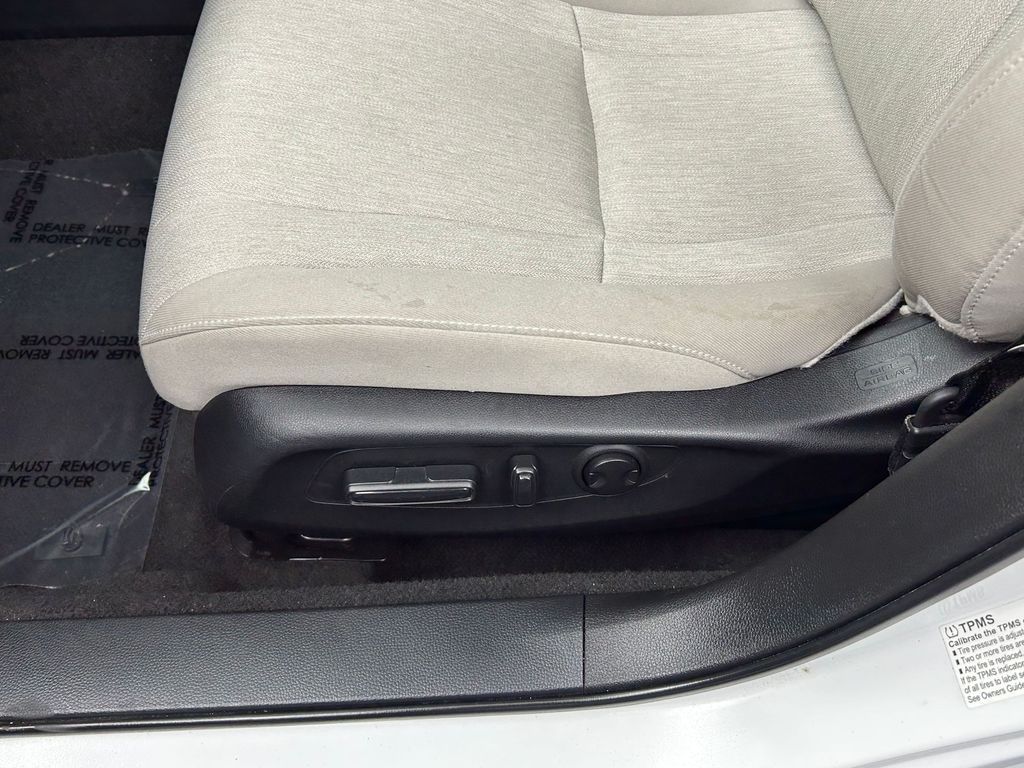 Used 2023 White Honda EX image 11