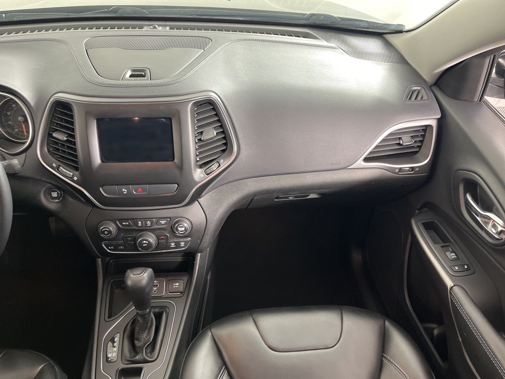 Thumbnail: 2019 Jeep Cherokee - 14