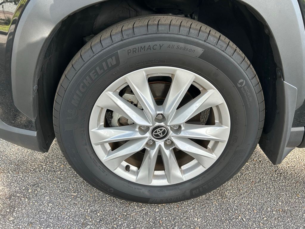 2024 Toyota Corolla Cross LE 9