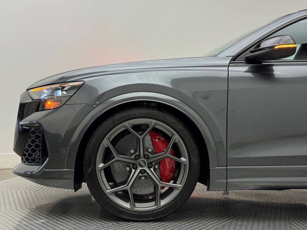 Thumbnail: 2025 Audi RS Q8 - 10