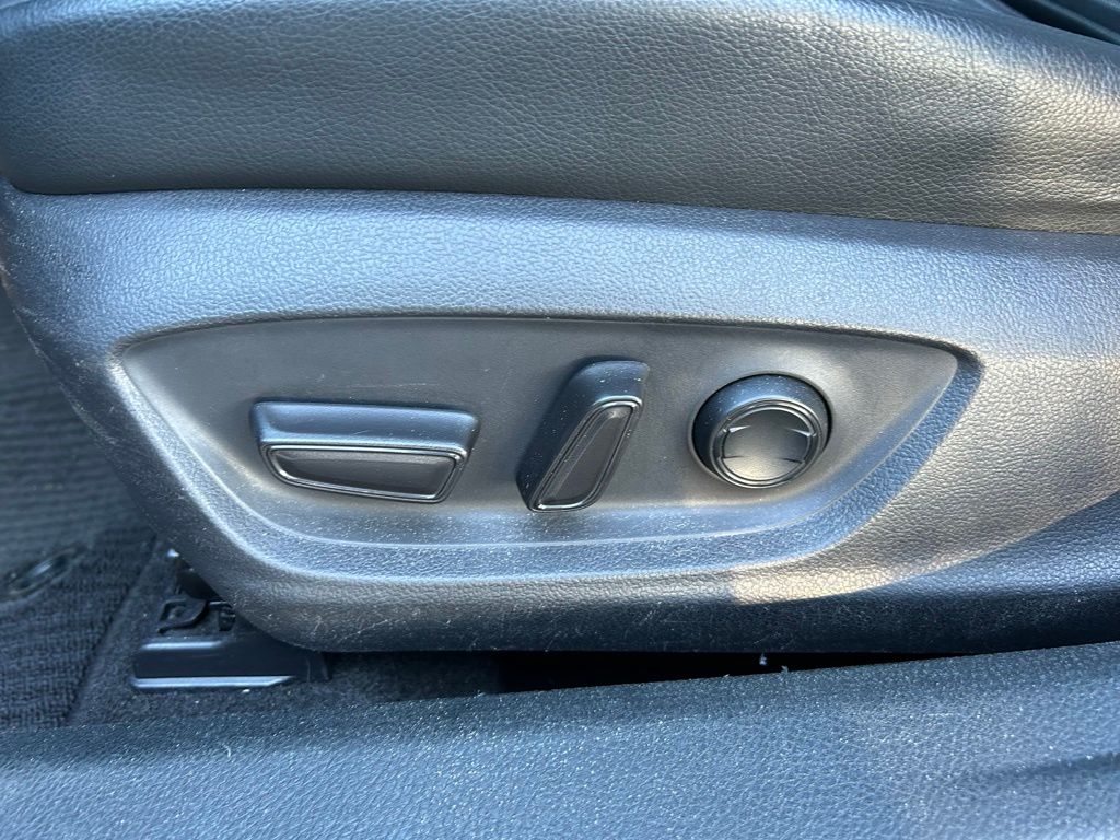 Thumbnail: 2019 Toyota Camry - 16