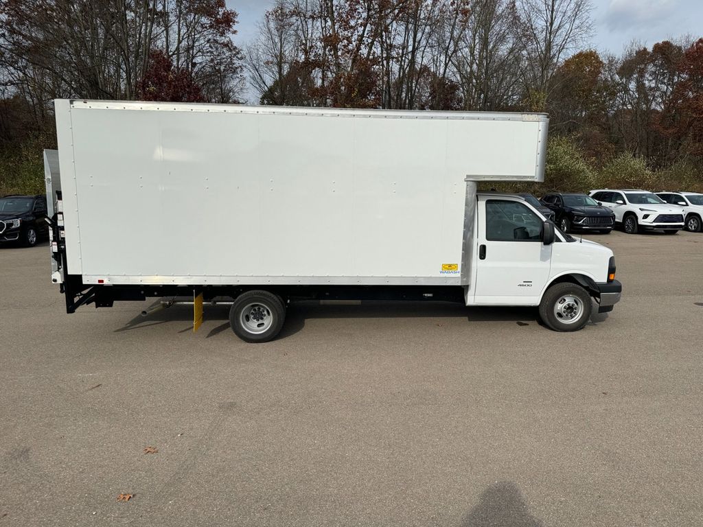 2024 GMC Savana Cutaway 4500 4500 Van 8