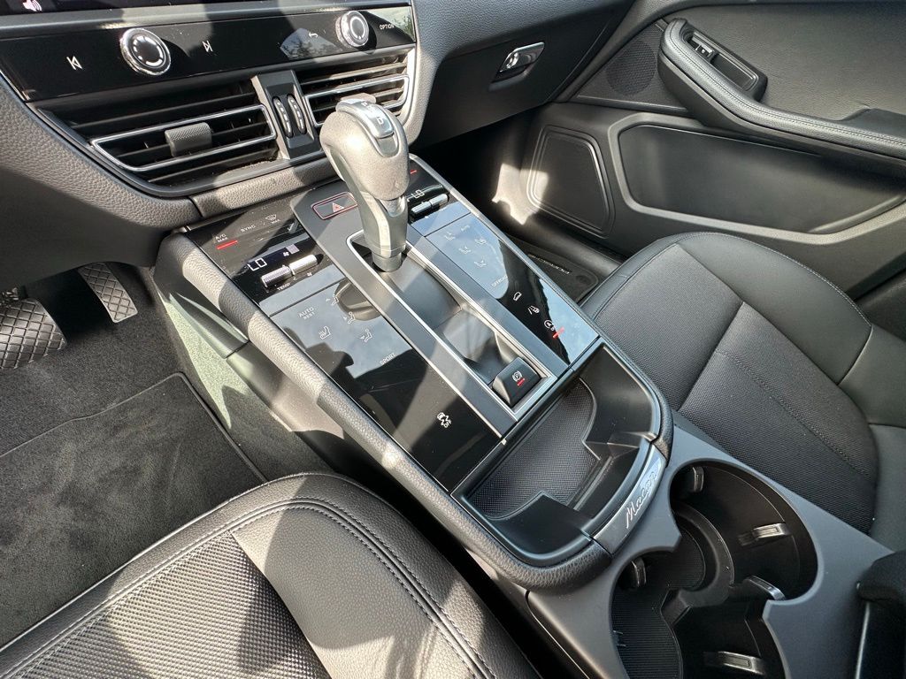 Thumbnail: 2023 Porsche Macan - 26