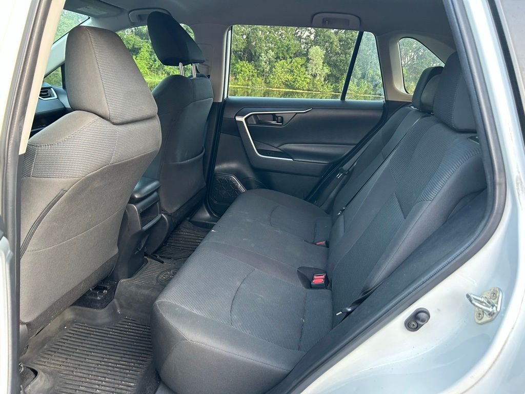2021 Toyota RAV4 LE 12