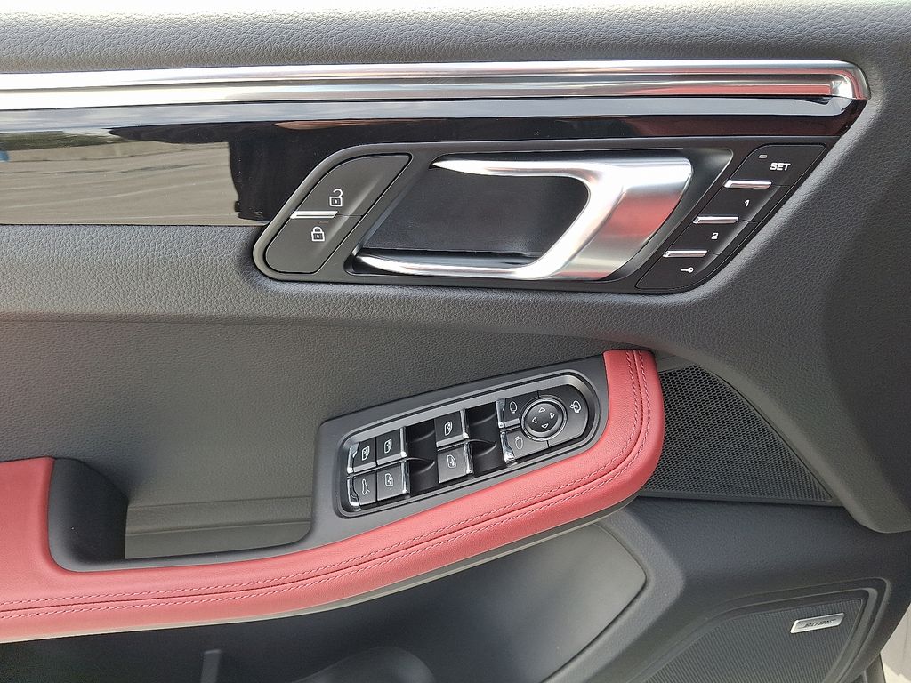 Thumbnail: 2026 Porsche Macan - 14