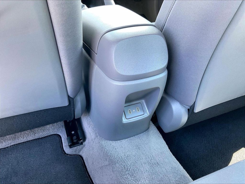2025 Hyundai Elantra — photo 26