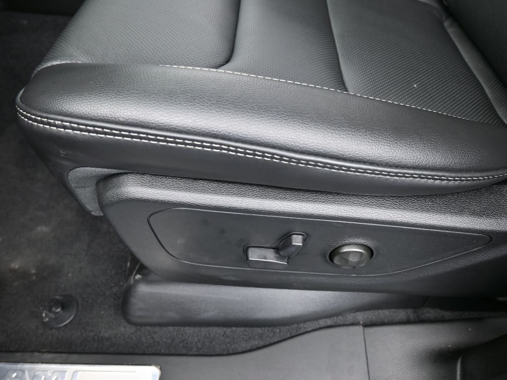 New 2026 Diamond Black Crystal Pearlcoat Ram RHO image 15