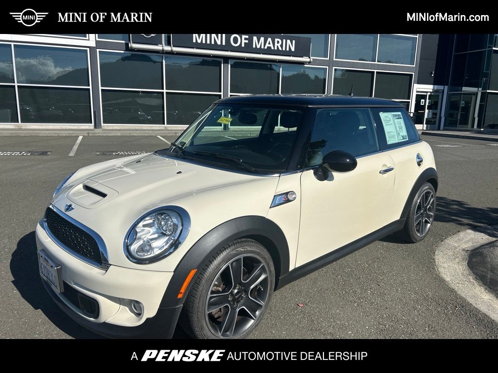 Pepper White 2013 MINI Cooper Hatchback Front-Wheel Drive 6-Speed Automatic