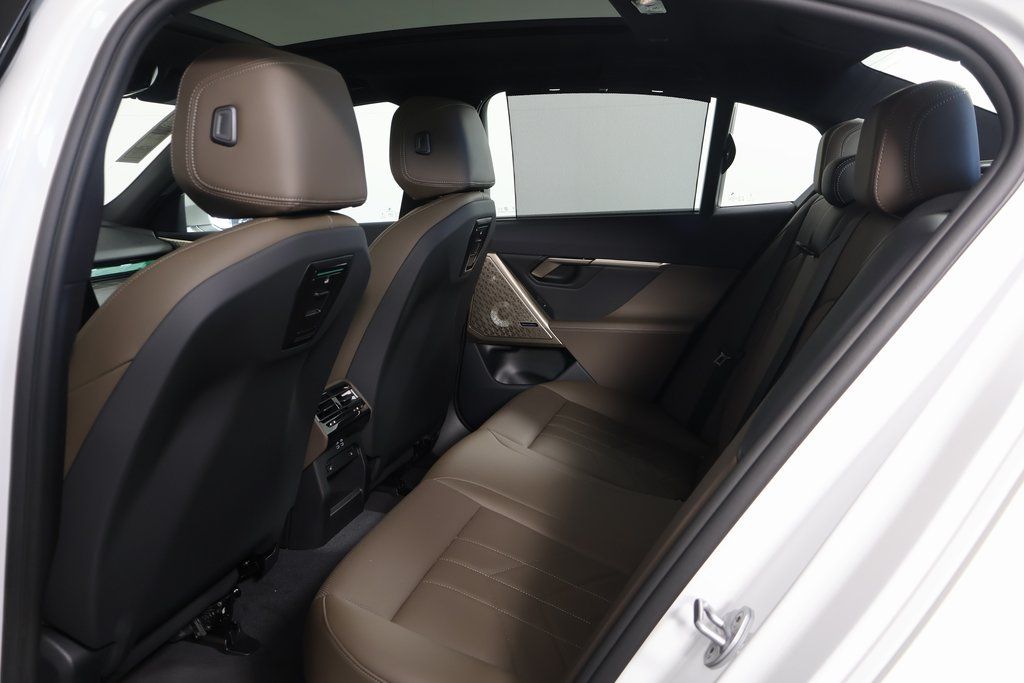 Thumbnail: 2025 BMW i5 - 6