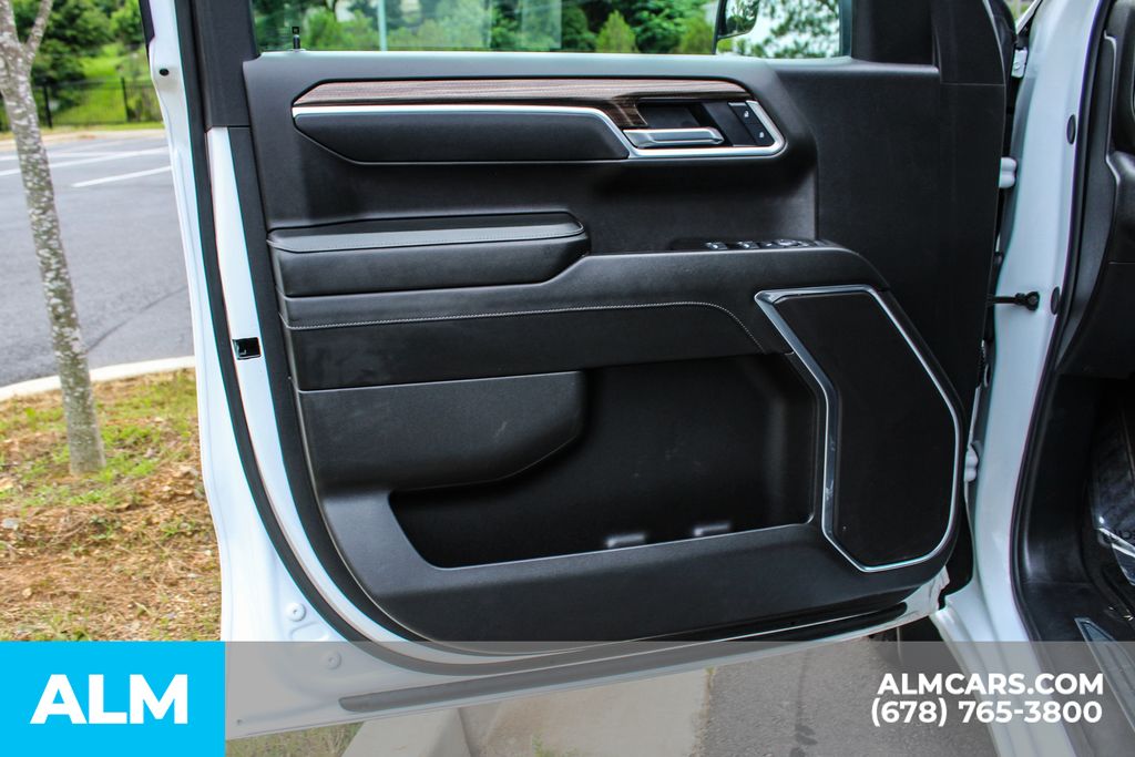 Used 2025 White Chevrolet LT image 37