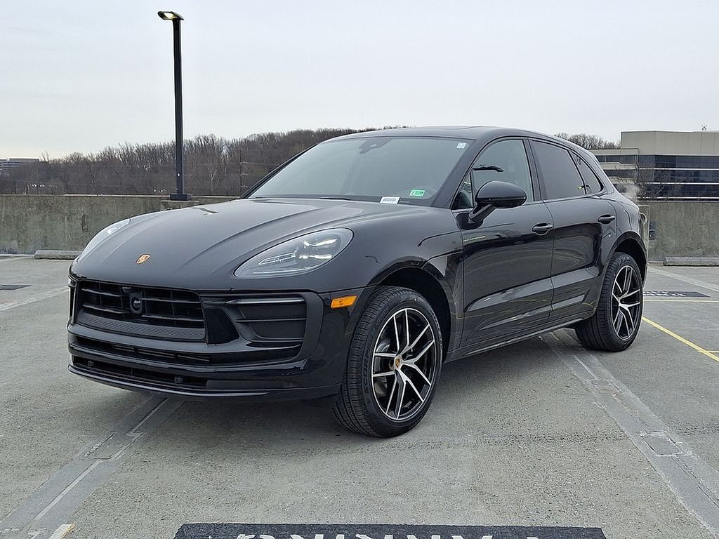 2025 Porsche Macan Base's photo