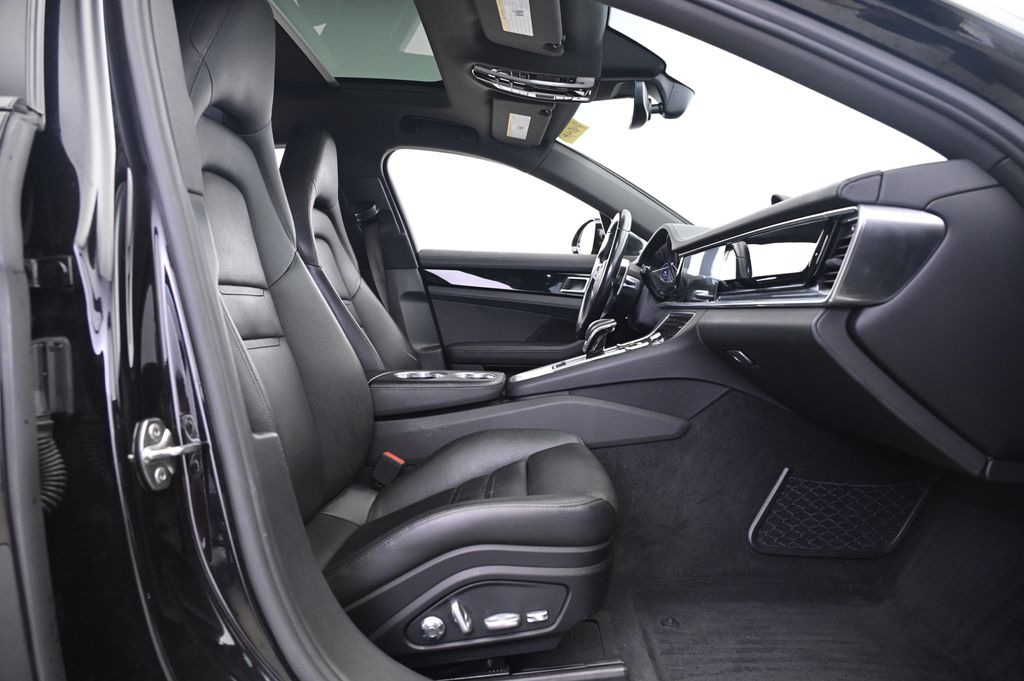 Thumbnail: 2018 Porsche Panamera - 23