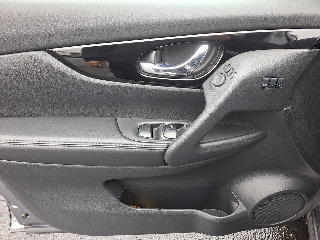 2022 Nissan Rogue Sport SV 13