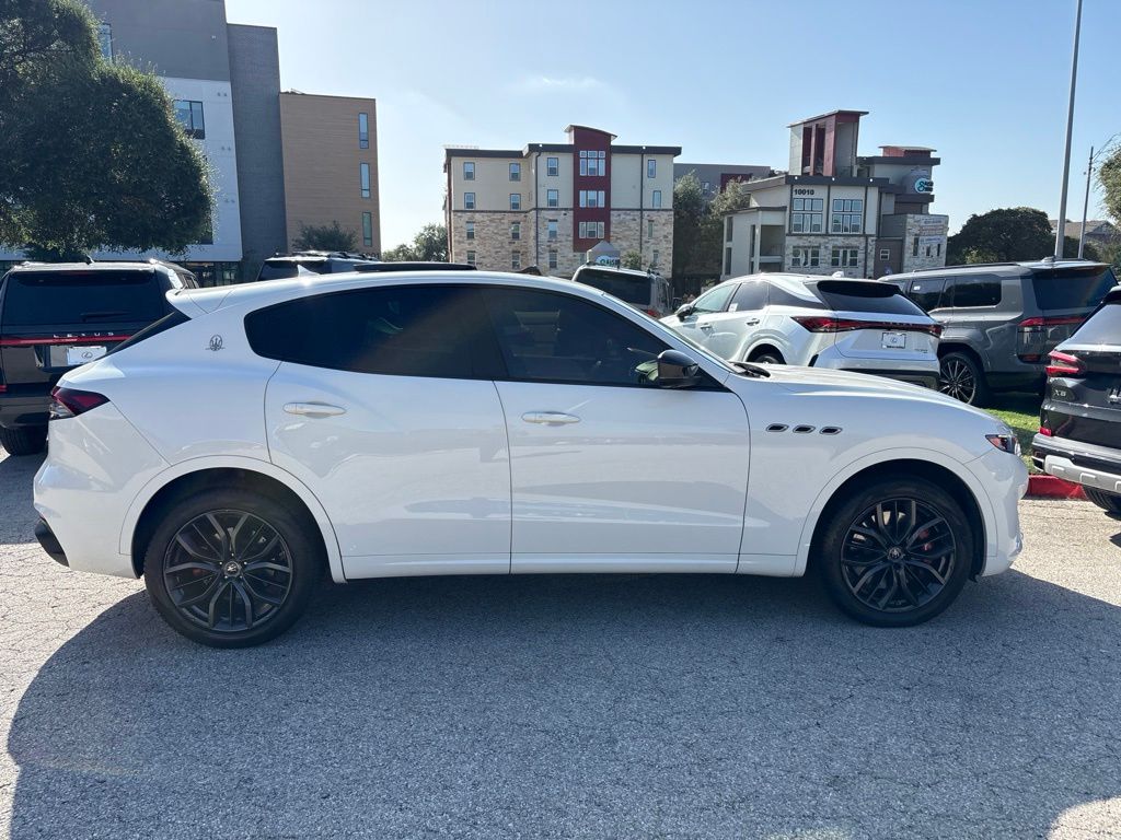Thumbnail: 2021 Maserati Levante - 6