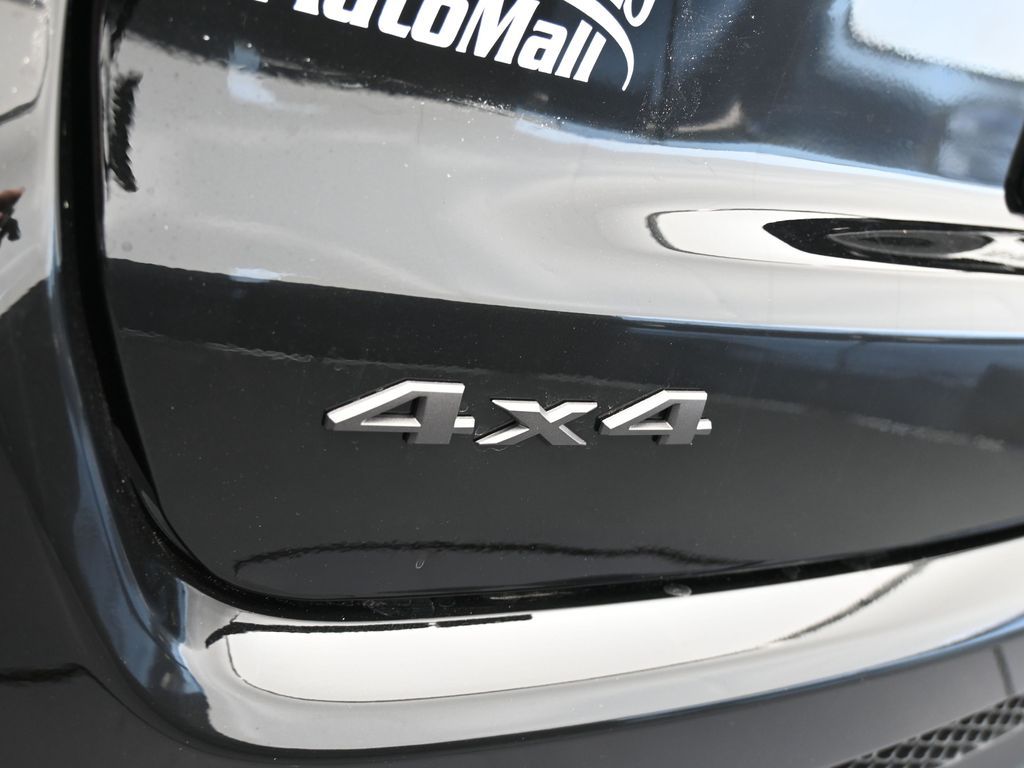 New 2026 Diamond Black Crystal Pearlcoat Jeep Latitude image 28