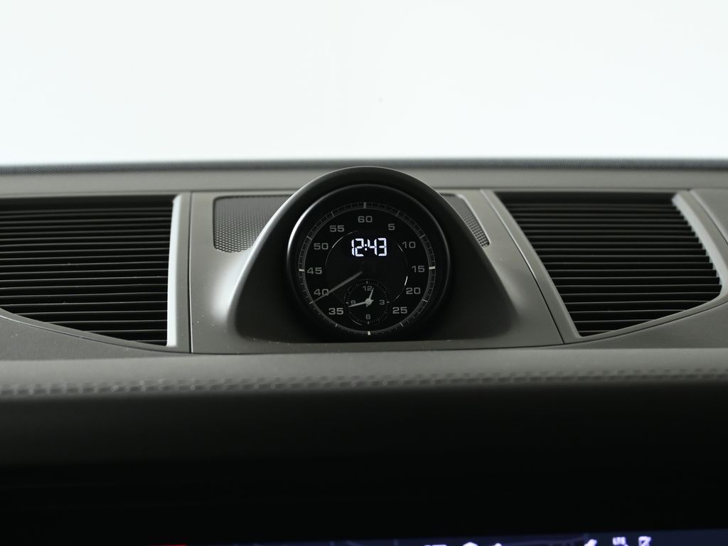 Thumbnail: 2025 Porsche Macan - 22