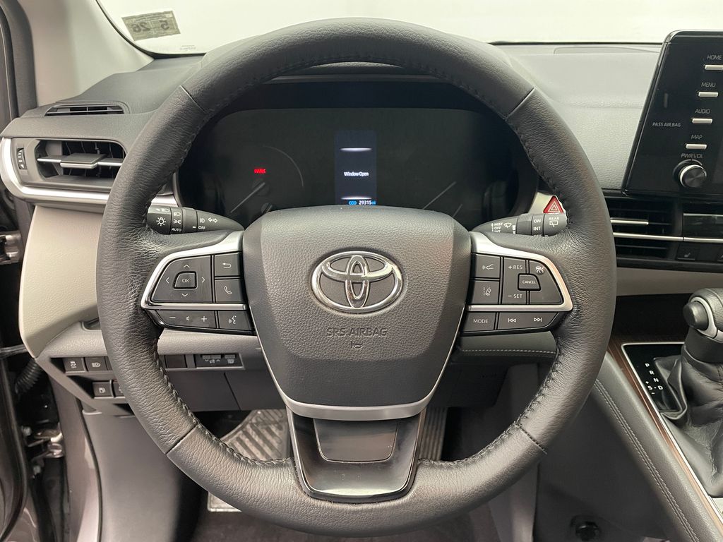 2021 Toyota Sienna XLE 21