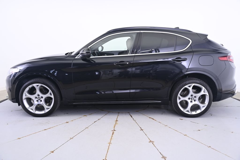 Thumbnail: 2023 Alfa Romeo Stelvio - 2